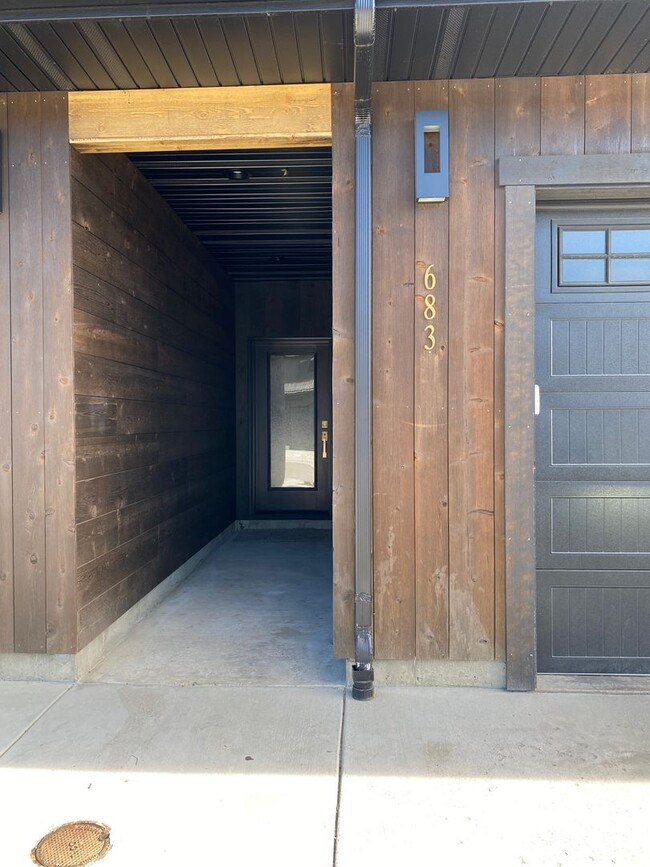 Building Photo - 683 Stone Peak Lp