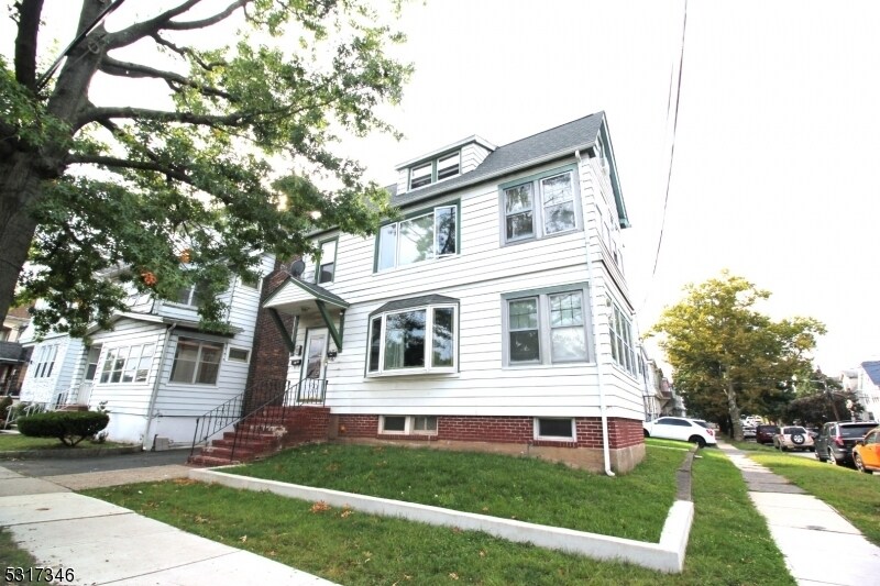 Primary Photo - 239 Ampere Pkwy