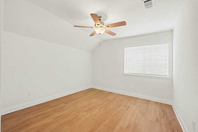 Foto del edificio - 8303 Lake Crystal Dr