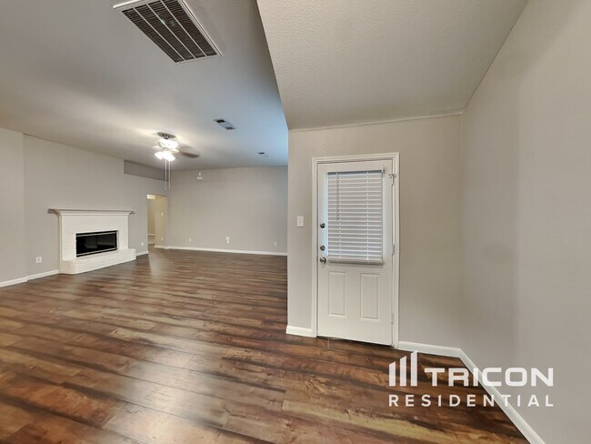 Building Photo - 102 Oak Hollow Ln
