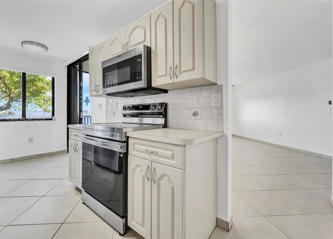 Building Photo - 15509 N Miami Lakeway
