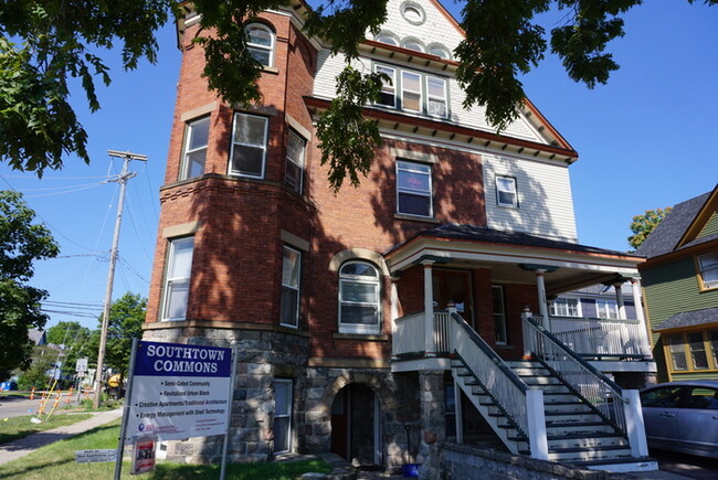Building Photo - 728 S Burdick St