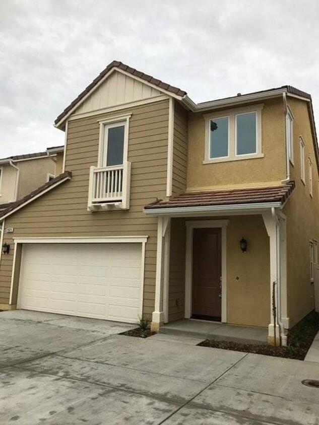 Foto principal - 3 bed, 2 1/2 bath 2 story townhome in Winn...