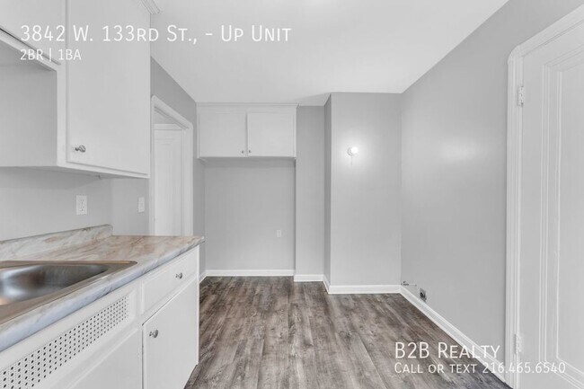 Building Photo - Newly renovated 2 Bedroom / 1 Bath Apartment