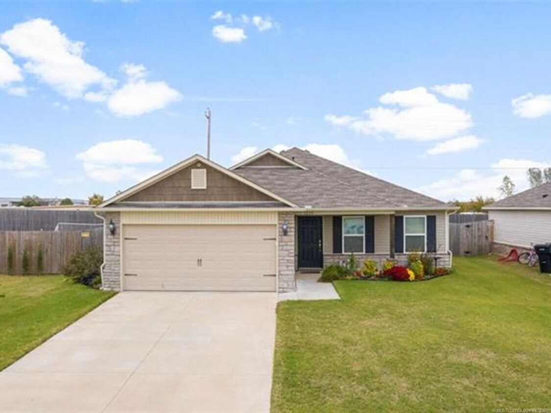 Primary Photo - Spacious 3 Bed 2 Bath Home with 2 car gara...