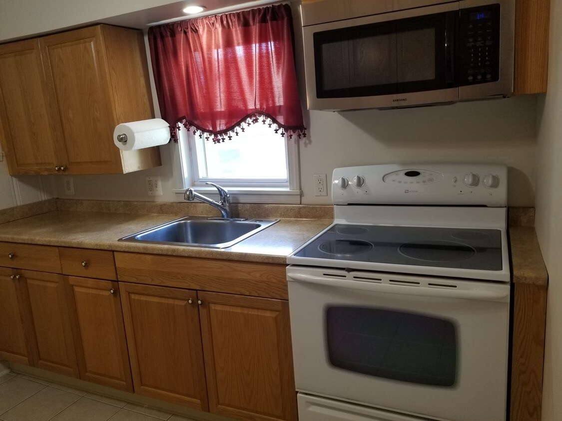 Kitchen - 8825 Avondale Rd