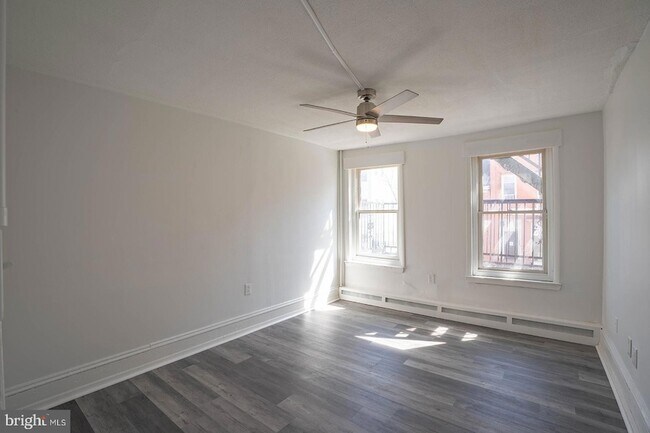 Building Photo - 122-122 Perry St