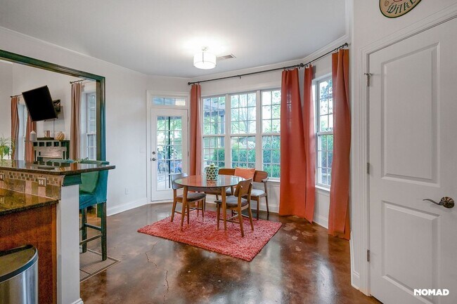 Foto del edificio - Spacious 5BR/3.5 Bath Home in Cumming in a...
