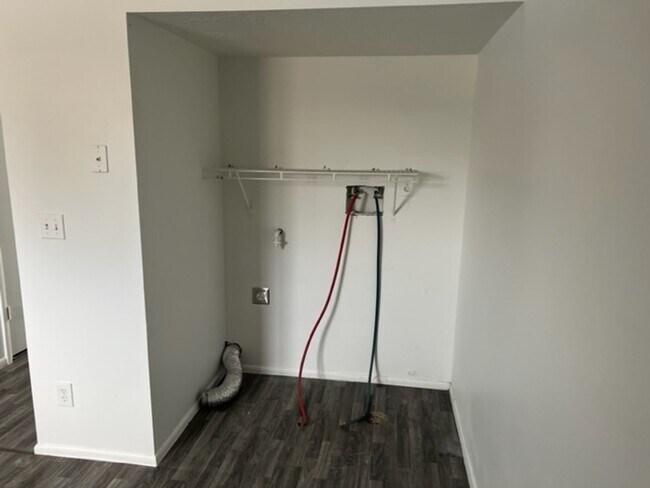 Building Photo - Beautifully updated townhouse, air conditi...