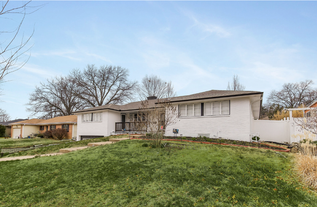 Building Photo - Spacious 5-Bed Kansas City Gem: Modern Com...