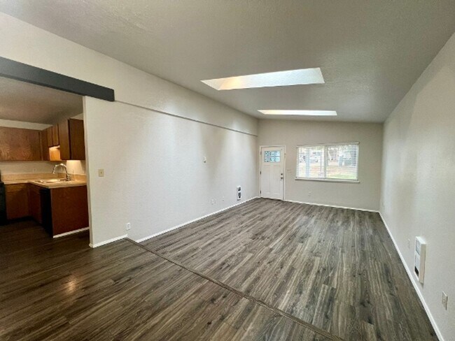 Foto del edificio - 8010 S Bicentennial Loop SE