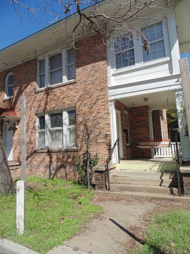 Foto principal - 3bed/1bath Duplex on West Campus - Walk to...