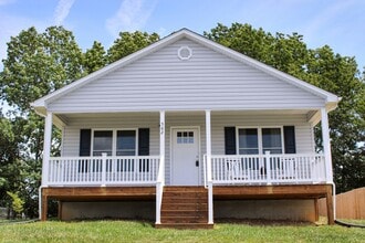 Building Photo - 562 N Bayard Ave