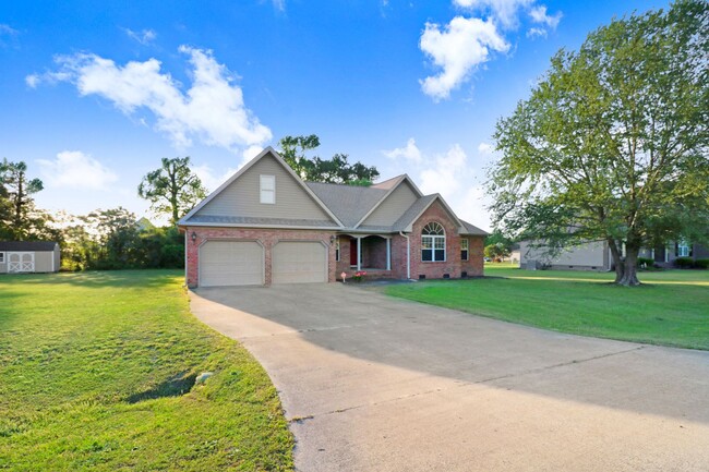 Foto del edificio - Spacious BRICK HOME in Goldsboro - 3 BR, 2...