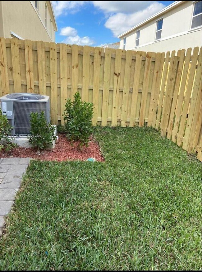 Foto del edificio - 549 NE 4th Ln