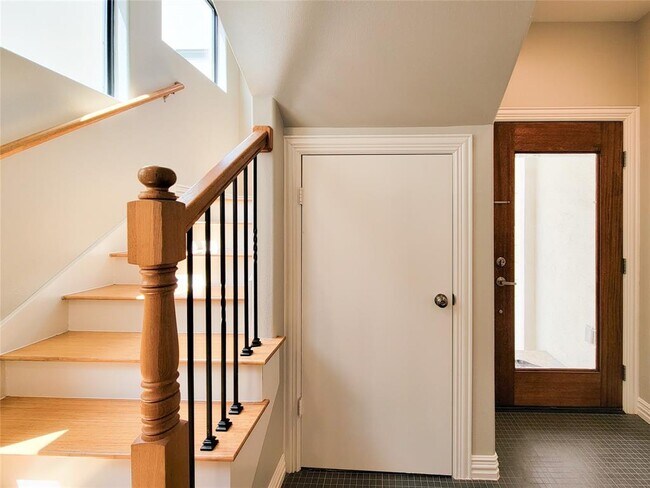 Building Photo - 2314 Camden Dr