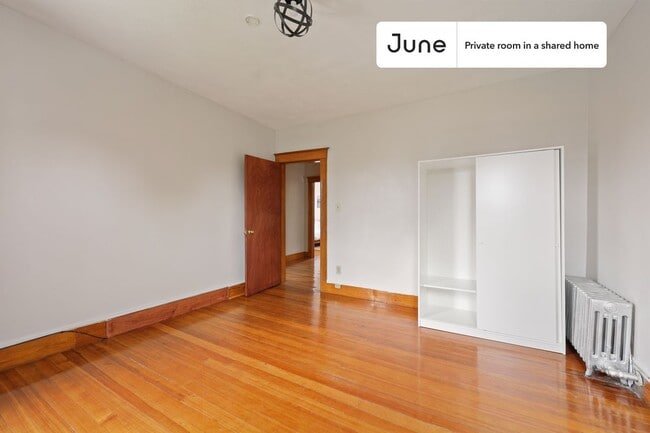 Building Photo - Room in Shared 4 bed/1 bath home
