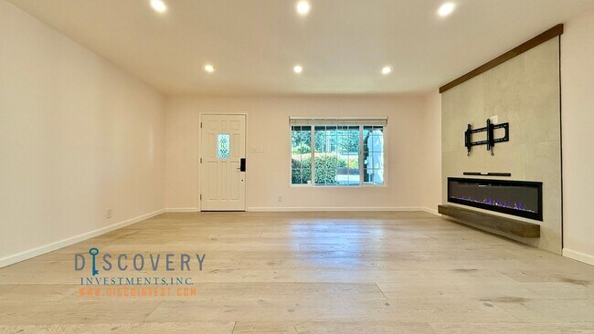 Foto del edificio - Your Ideal Modern Retreat with Enclosed Yard