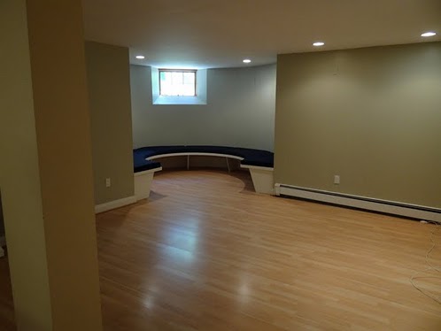 Sala de estar con un rincón - 33 Orient Ave