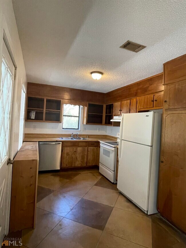 Building Photo - 405 Alexander St W