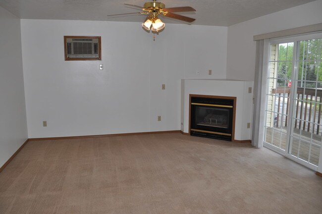 Living room - 212 N Lefevre St