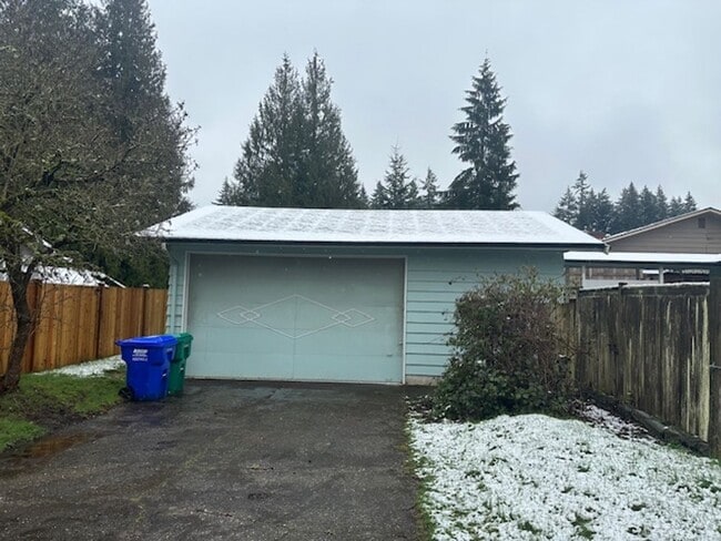 Building Photo - Lightly Updated 4 Bed Everett Home w/ Large Detached Garage/Workshop!