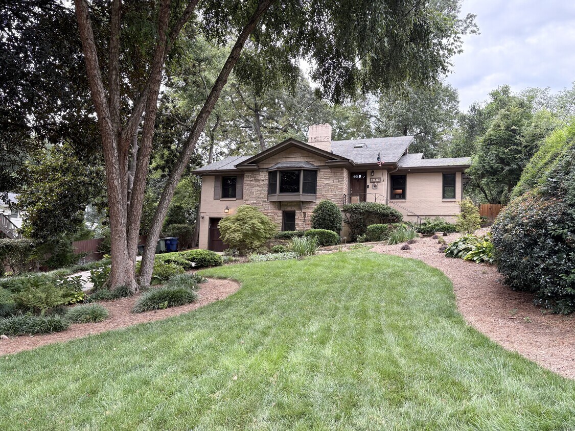 Foto principal - 654 Upton Rd NW