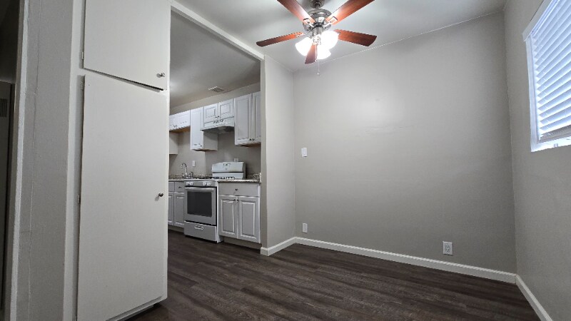 Primary Photo - 409 N Los Robles Ave