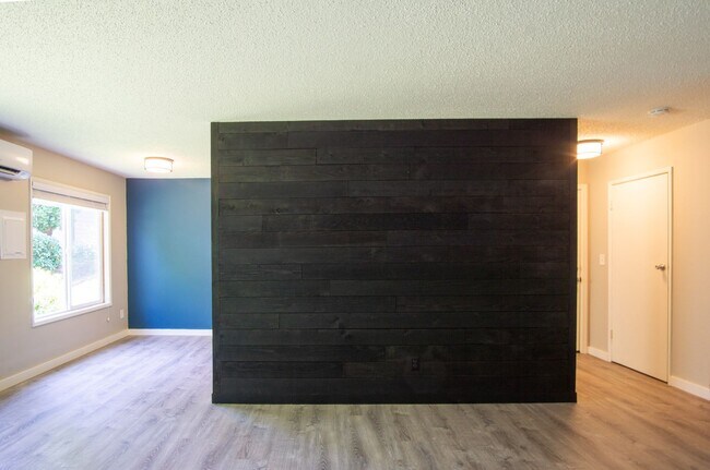 Foto del edificio - Close-in SE Spacious 3-Bed + A/C Ready Late July!