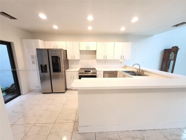 Foto del edificio - 19530 Cypress Ct