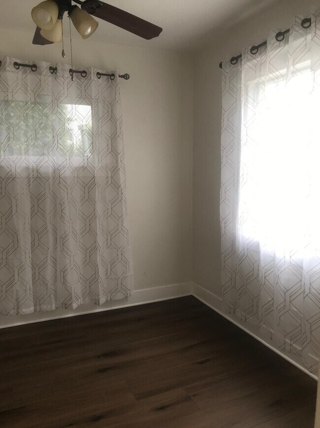 Foto del edificio - 833 Freeman Ave