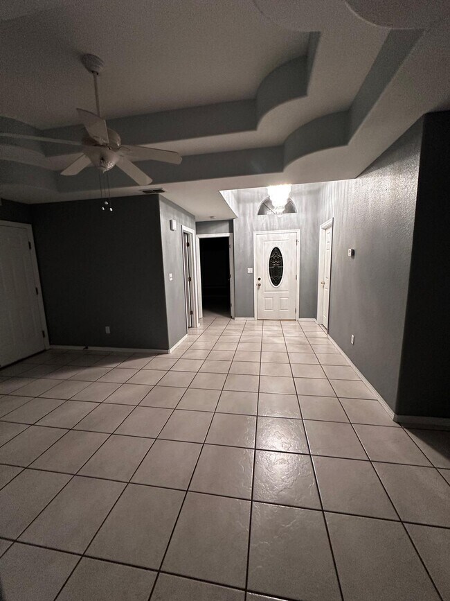 Puerta principal desde la sala de estar - 6053 Blanco River St