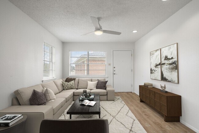 Building Photo - Freshly Renovated 3-Bedroom Duplex