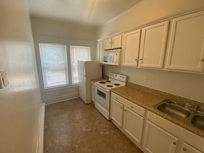 Foto del edificio - 2nd Floor Apartment in Adorable Historic Home!