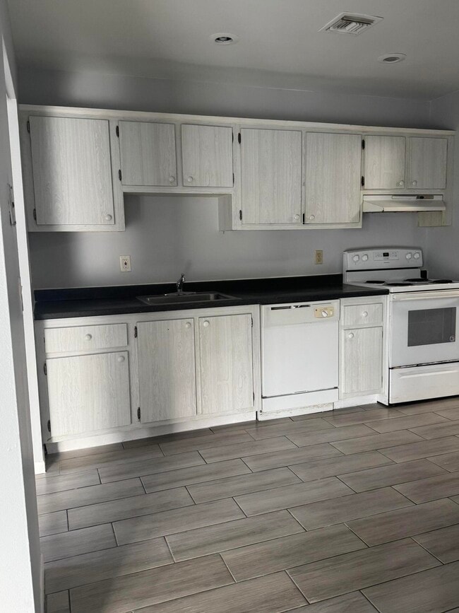 Foto del edificio - 1850 Fairview Villas Dr