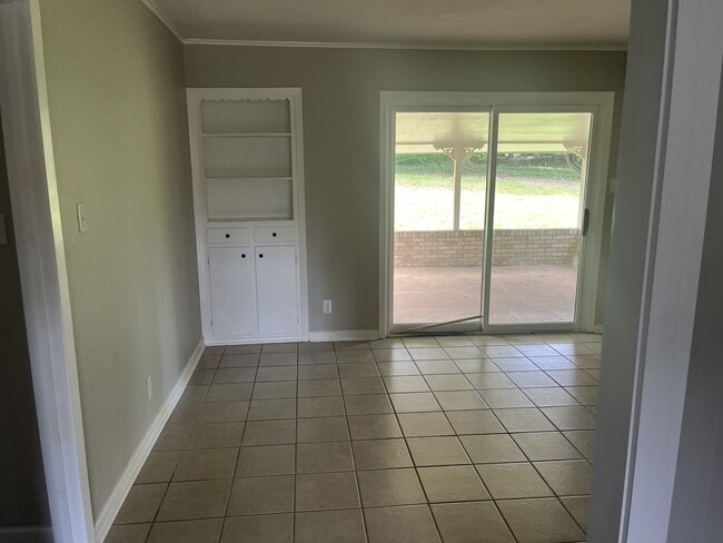 Building Photo - 2623 Chelsea Dr
