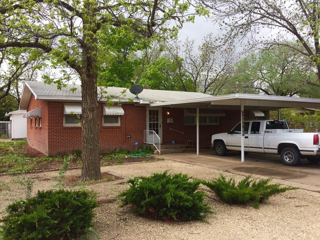 Primary Photo - 4 Bedroom in Medical District!!