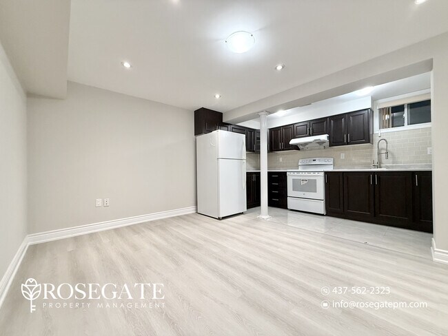 Photo du bâtiment - Spacious 2-Bedroom Basement Apartment with Parking & Free Rogers Internet