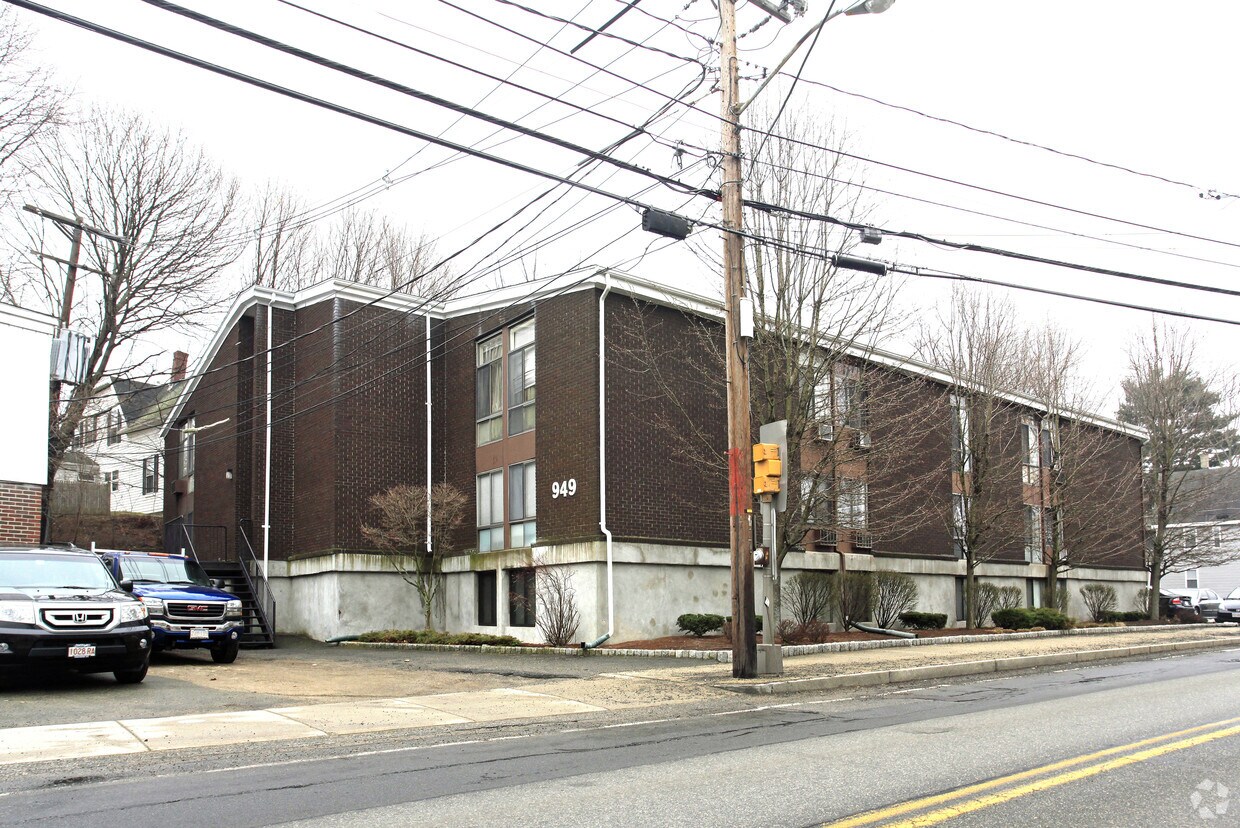 Building Photo - 949 Main St