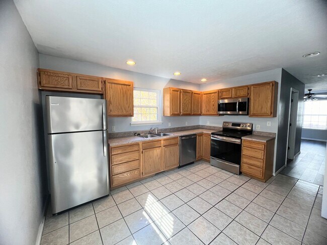 Building Photo - Fenced home close to FLW!