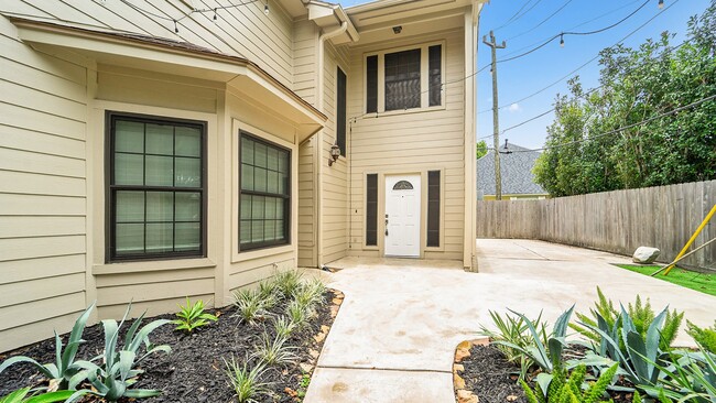 Building Photo - 2052 Glencove Dr