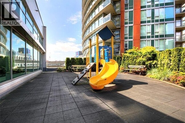 Building Photo - 688 Abbott St