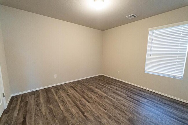 Building Photo - 5319 Nicole Dr