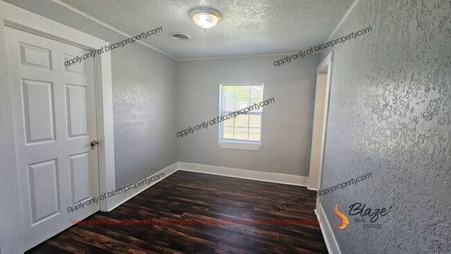 Building Photo - 2 Bedroom Cottage in Clarendon
