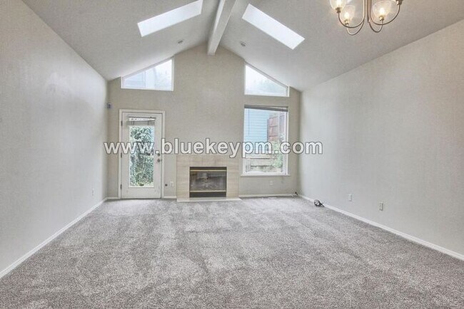 Building Photo - 2 Bed, 2.5 Bath Townhome Near Willamette Park