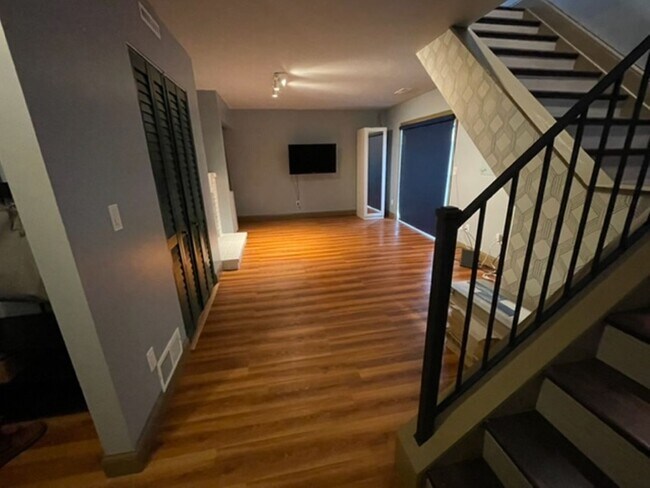 Foto del edificio - Spacious Townhome 2Bed/1Bath- Available July 1