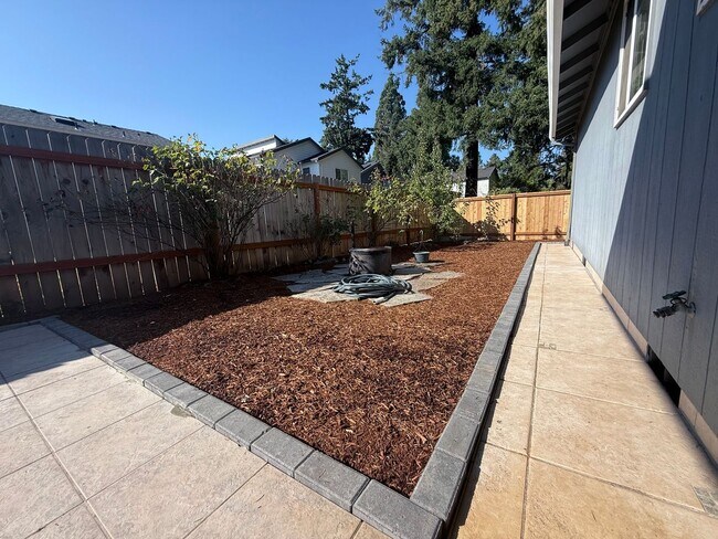 Building Photo - Spacious 3BD/2BA Home with Two-Car Garage,...
