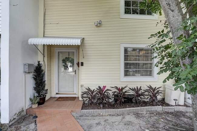 Building Photo - 214 S Malcolm Ct