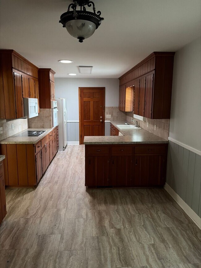 Building Photo - 655 S Peace Haven Rd