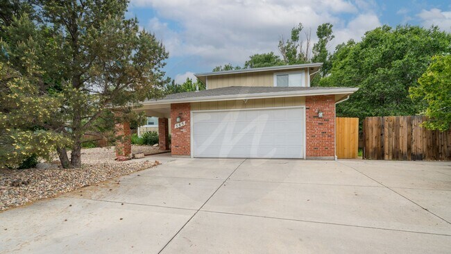 Foto del edificio - Beautiful Four Bedroom Home Near Broadmoor Bluffs